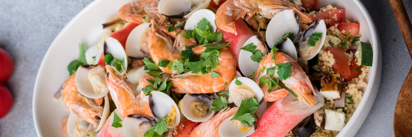 Salada de cuscuz, marisco e legumes