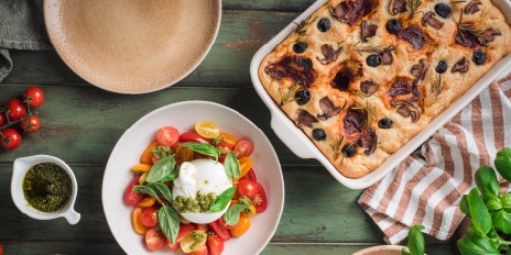 Faccacia com cogumelos e azeitonas