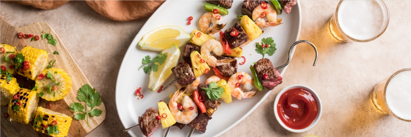 Espetadas de carne e camarão