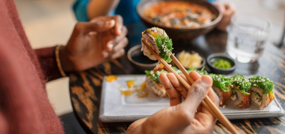 Pessoa a comer sushi