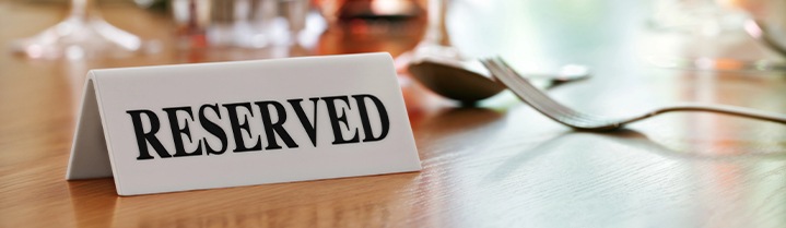 Mesa com placa de reserva