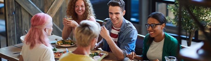 Pessoas sentadas à mesa