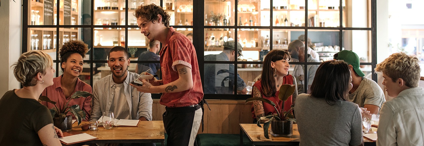 Sala de café com pessoas sentadas