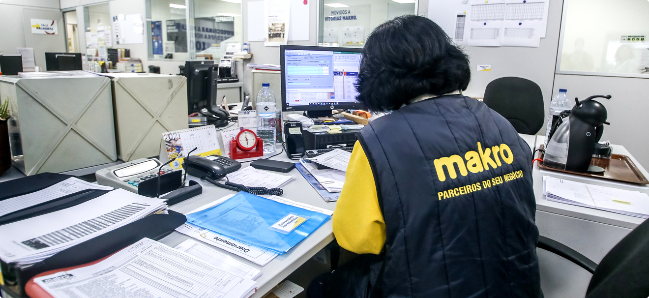 Colaboradora makro no escritório