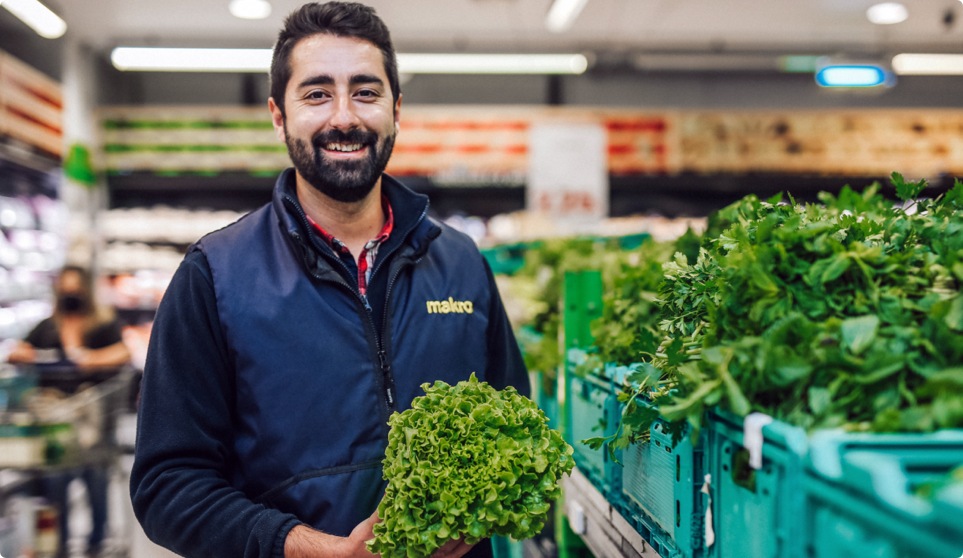 Colaborador makro com legumes frescos