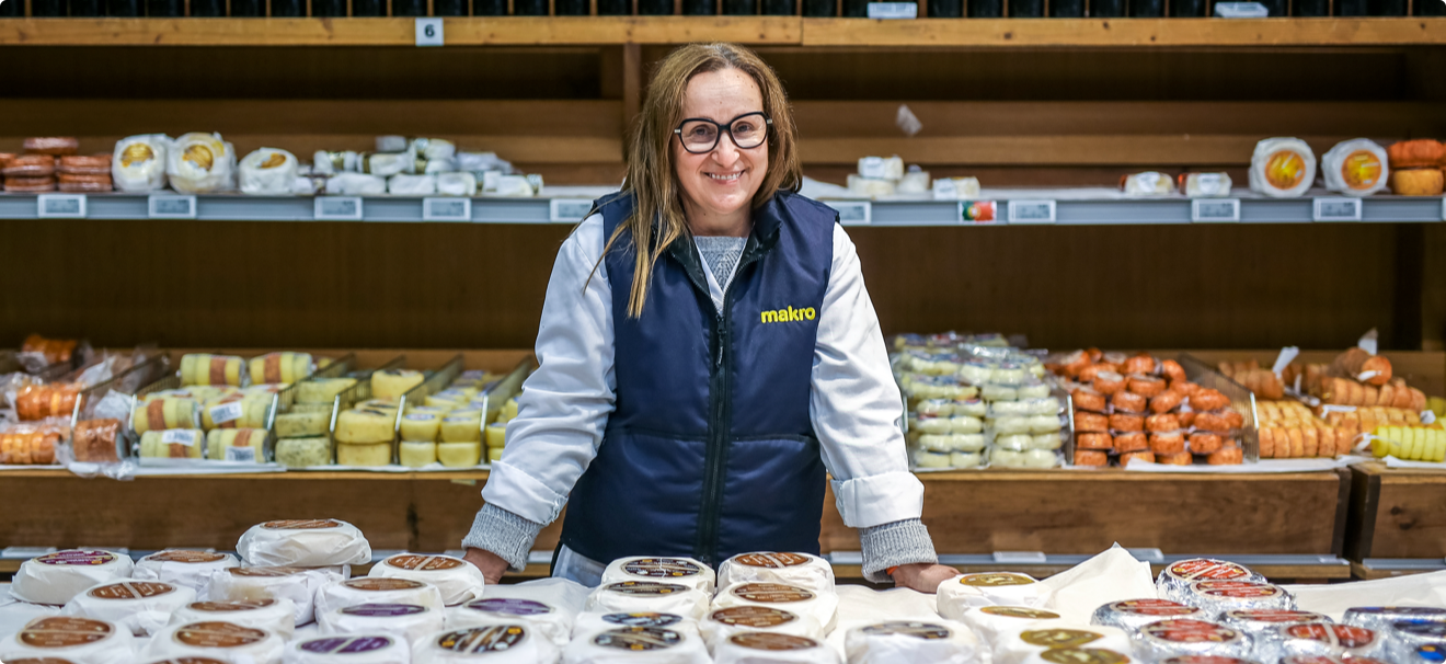 Colaboradora makro com montra de queijos