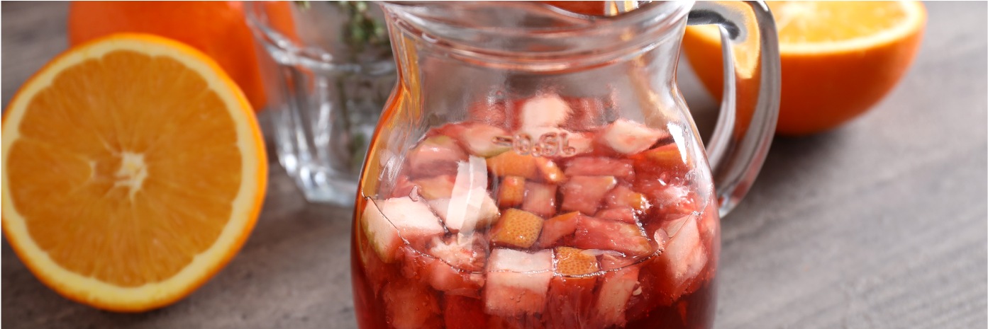 Sangria num jarro com gelo e laranja