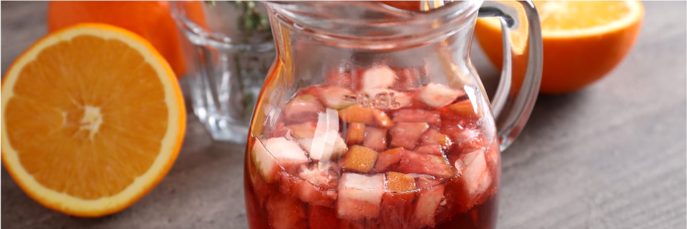 Sangria num jarro com gelo e laranja
