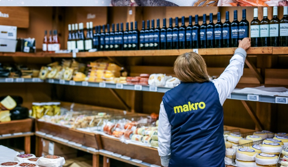 Colaboradora a arrumar prateleiras de produtos