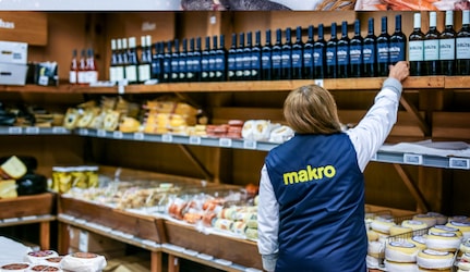 Colaboradora a arrumar prateleiras de produtos