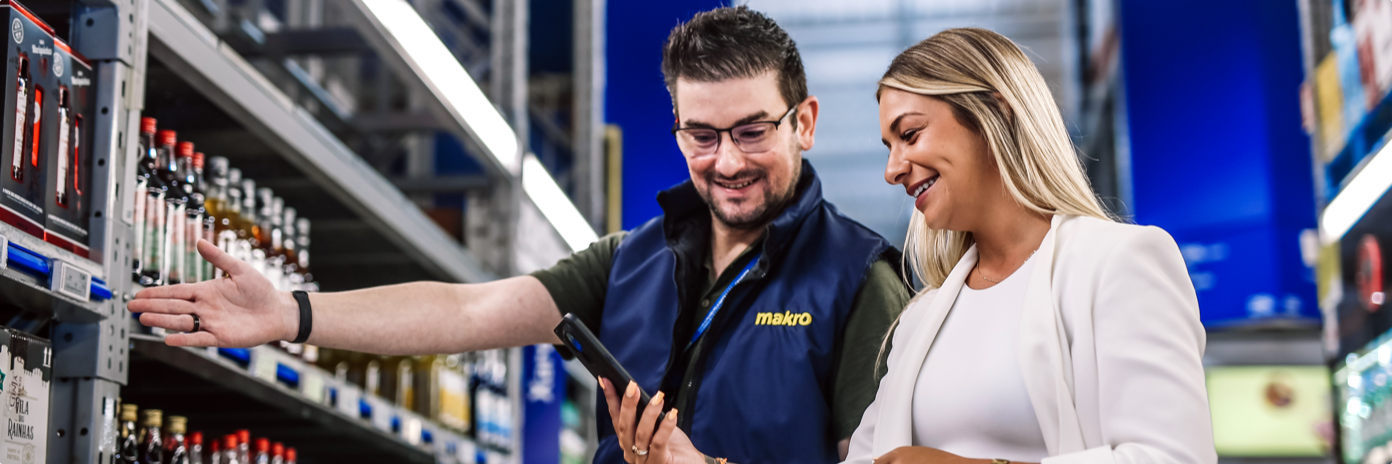 Funcionário makro a ajudar cliente