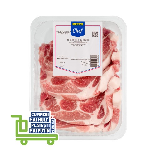 Tavă din plastic transparent cu felii de ceafă de porc crudă, ambalată sub marca METRO Chef, etichetă albă cu informații despre produs și cod de bare; în colțul stâng jos apare un simbol verde cu un cărucior de cumpărături și textul «CUMPERI MAI MULT PLĂTEȘTI MAI PUȚIN.