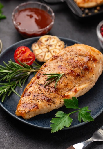 Piept de pui fraged, rumenit uniform, servit cu ierburi aromatice și legume coapte – o opțiune perfectă pentru preparate rapide și gustoase.