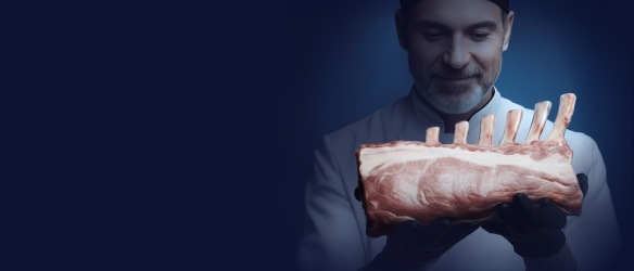 Rack de vițel alb METRO Chef prezentat de un bucătar, carne premium pentru preparate HoReCa.