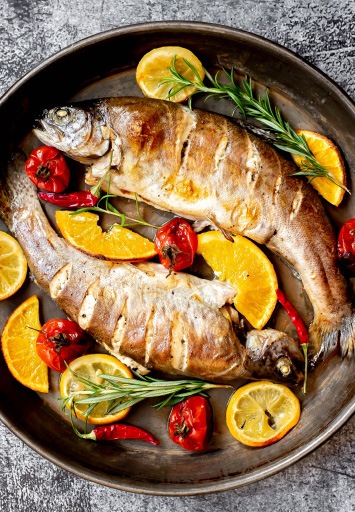 Păstrăv fraged, copt cu citrice și ierburi aromate – o rețetă fresh, ideală pentru meniurile de sezon.