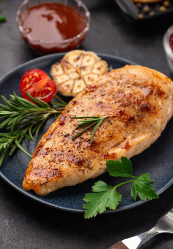 Piept de pui gatit pe farfurie