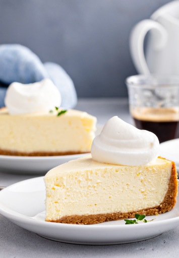 Felie de cheesecake cremos cu blat crocant – desert fin pentru restaurante și cofetării.