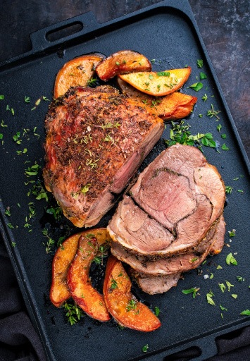 Friptură de pulpă de miel la cuptor cu ierburi aromatice și dovleac – rețetă ideală pentru HoReCa.