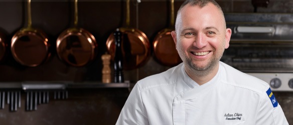 Portret Executive Chef Iulian Chira in bucatarie profesionala METRO, ambasador gama Smart Chef