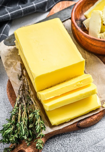 Bloc de unt proaspăt tăiat felii, ingredient profesional pentru gătit, patiserie și preparate culinare.