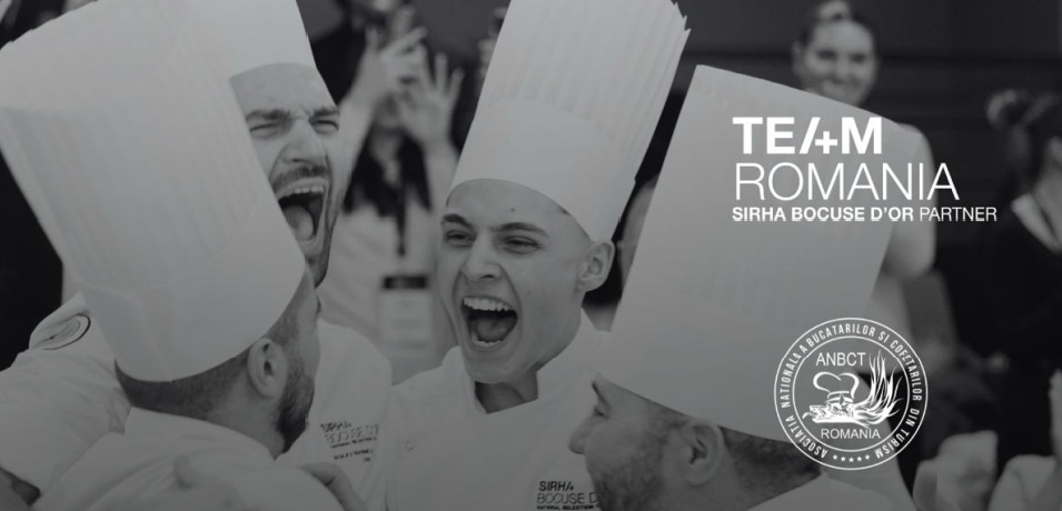 Echipa României celebrând la Bocuse d’Or Europe 2026, Marsilia – bucătari în uniforme albe și toque îmbrățișându-se în competiția internațională gastronomică, TE+M România partener SIRHA