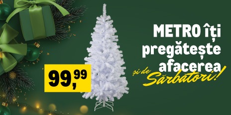 Brad artificial alb, decorat simplu, pe fundal verde cu cadouri împachetate în hârtie verde și globuri verzi.