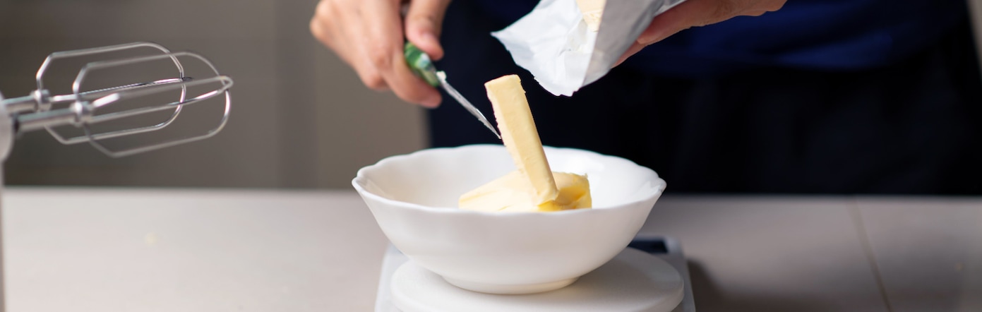 Chef pune unt intr-o oală