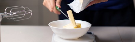 Chef pune unt intr-o oală