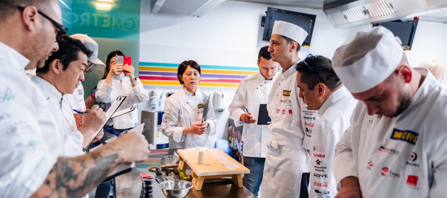 Bucatarii care se pregatesc de participare Sushi Cup Romania 2025