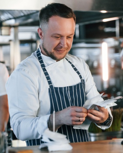 Un opatar ce se uite la comenzile plasate pe hartie