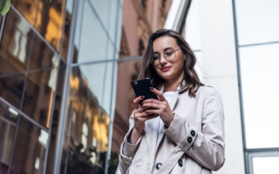 O tipă care se uită la telefon