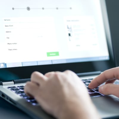 O sesiune web vizualizata pe un laptop