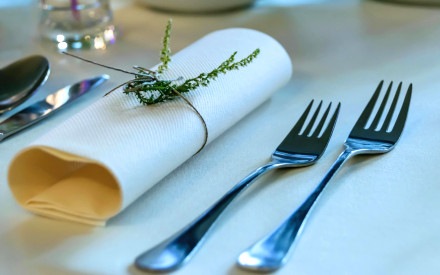 How to set up a catering table - The silverware rule