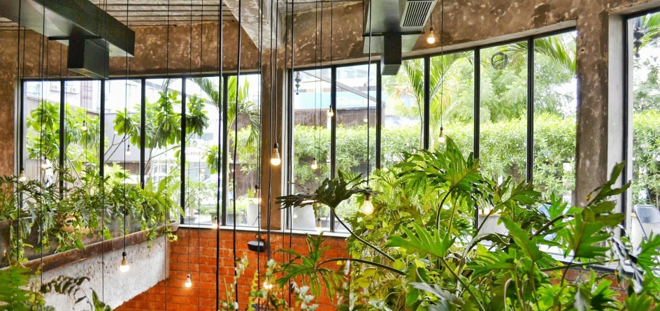 Green hotel building design and materials