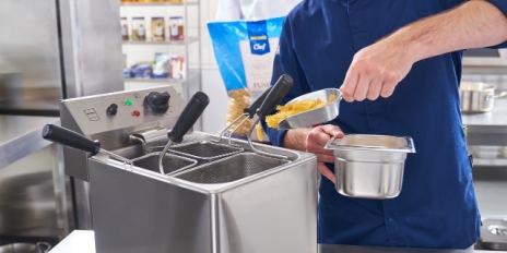 Un chef fierbe paste