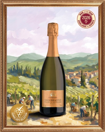Ca’ Ernesto Valdobbiadene Prosecco Superiore D.O.C.G. într-un peisaj viticol pictural, cu ramă aurie și badge Wine of the Year 2026
