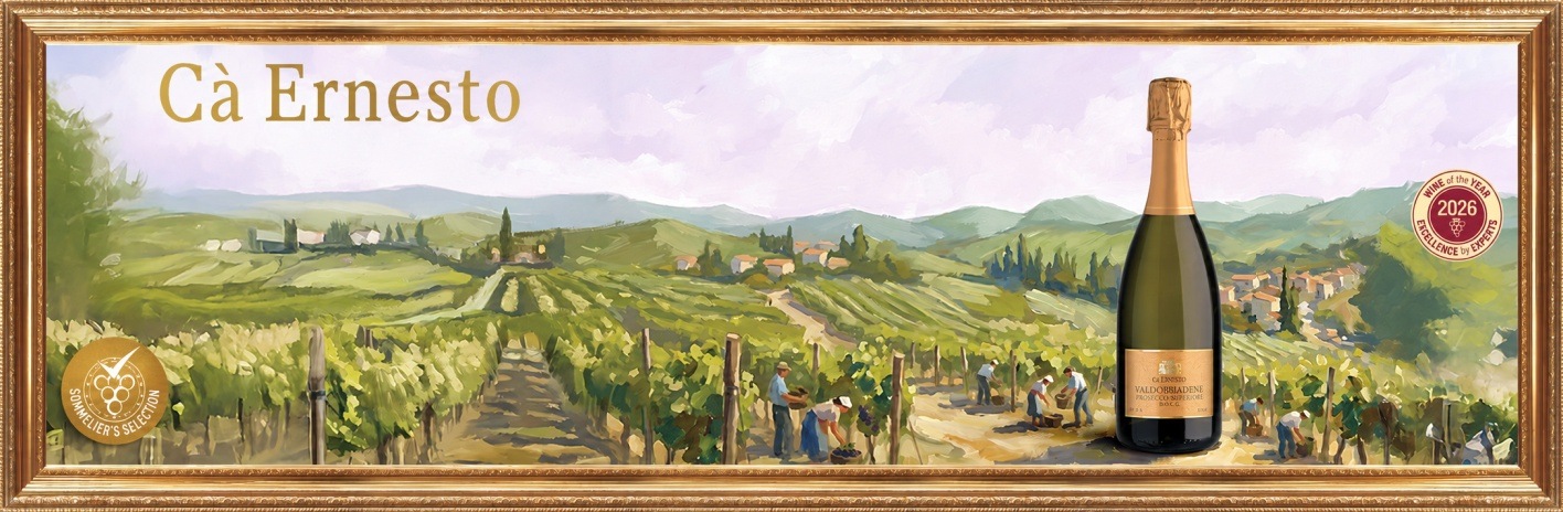 Ca’ Ernesto Valdobbiadene Prosecco Superiore D.O.C.G. în peisaj viticol pictural, cu ramă aurie și badge Wine of the Year 2026