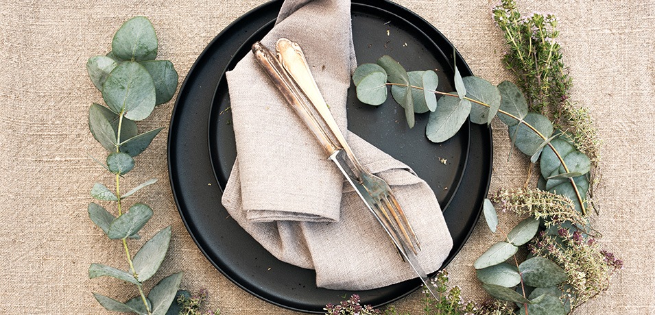 tanjir i pribor na stolu