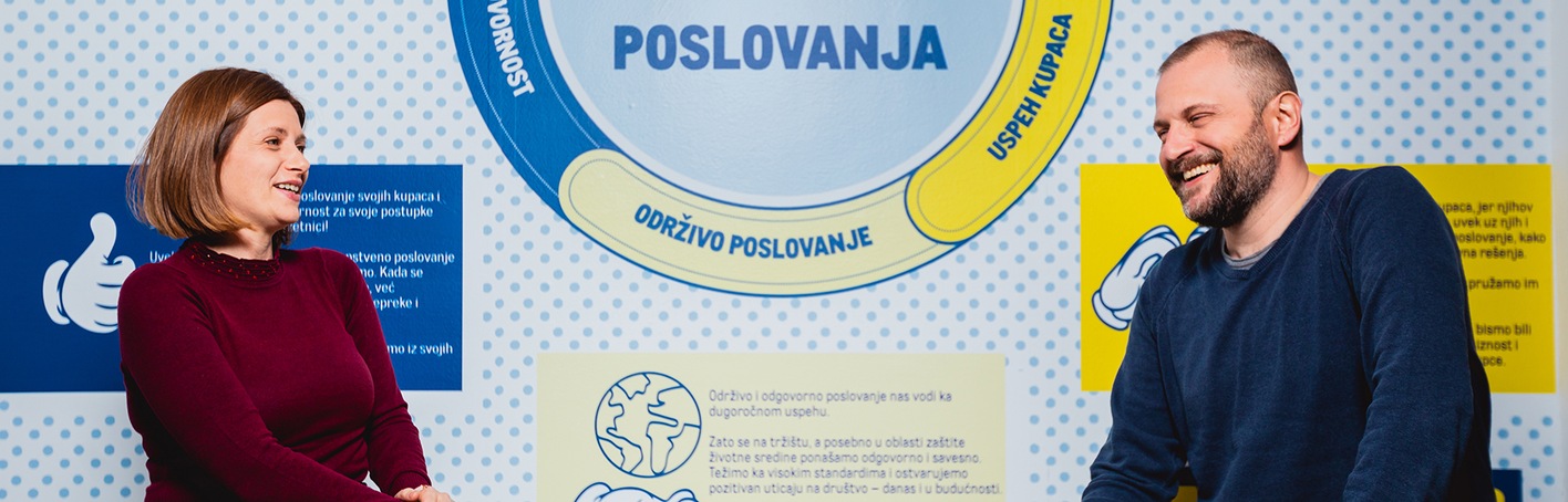 dvoje kolega razgovaraju dvoje kolega razgovaraju