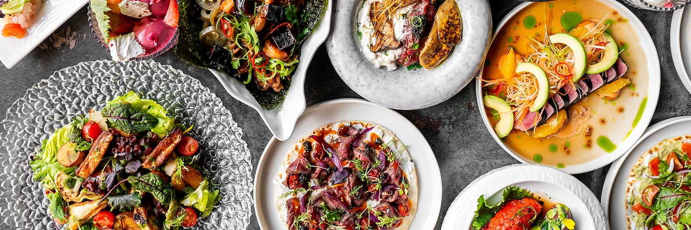 servirana hrana na tanjirima servirana hrana na tanjirima