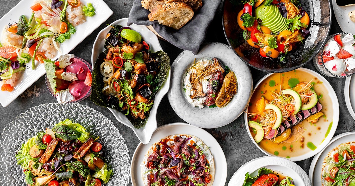 servirana hrana na tanjirima