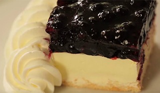 Čučoriedková torta so šľahačkou