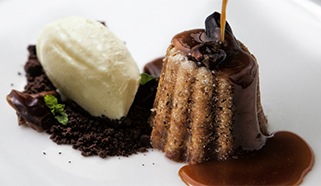 Datľový puding s karamelovou omáčkou a vanilkovou zmrzlinou