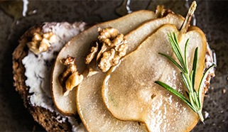 Karamelizované hrušky na toastě