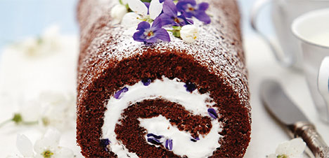 Piškótová roláda s fialkami