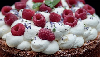 Pravá čokoládová torta so šľahačkou