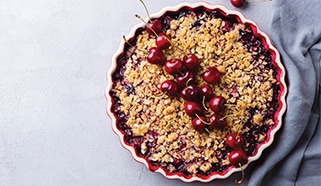 Rastlinný koláč z červenej cvikly a čerešní