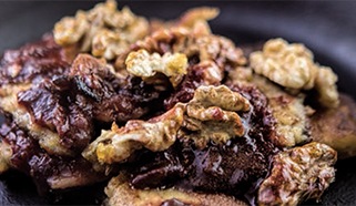 Trhanec s orechmi a slivkami