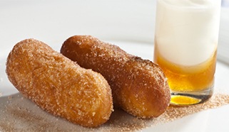 Vyprážané šišky so škoricovým cukrom, medom a kyslou smotanou