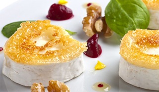 Grilovaný kozí syr s cviklovým pyré a čerstvým špenátom